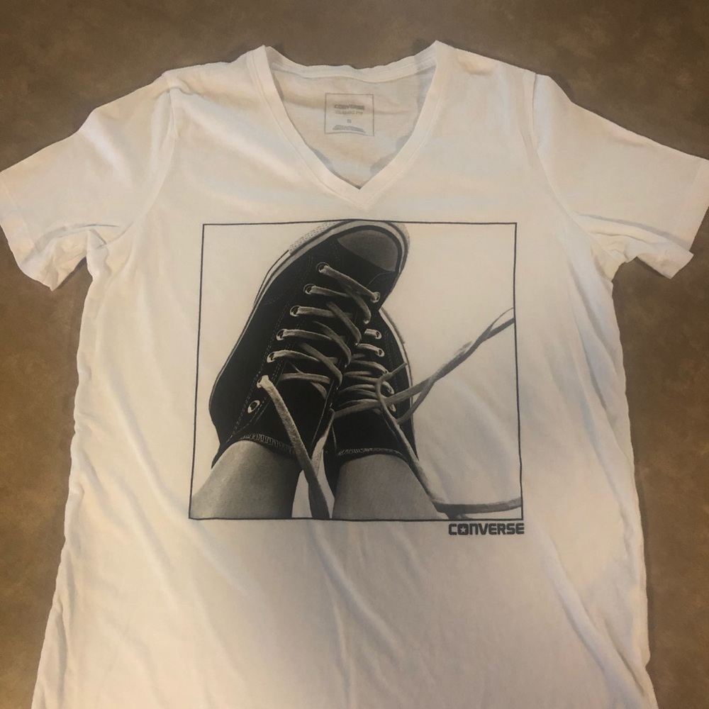 V-neck t-shirt